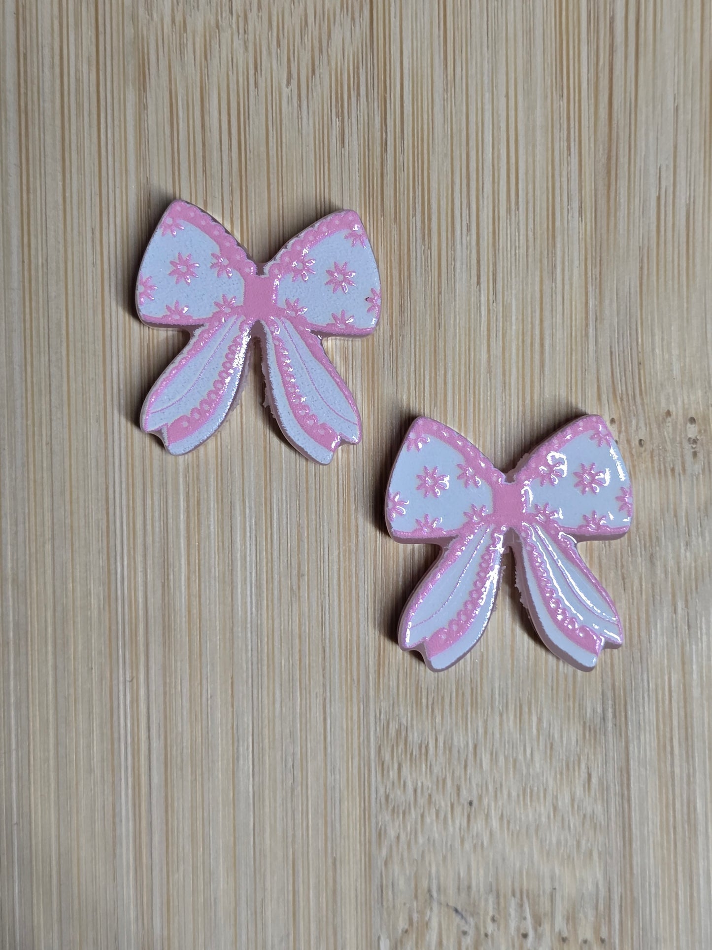 Focal- acrylic focal beads pink bow