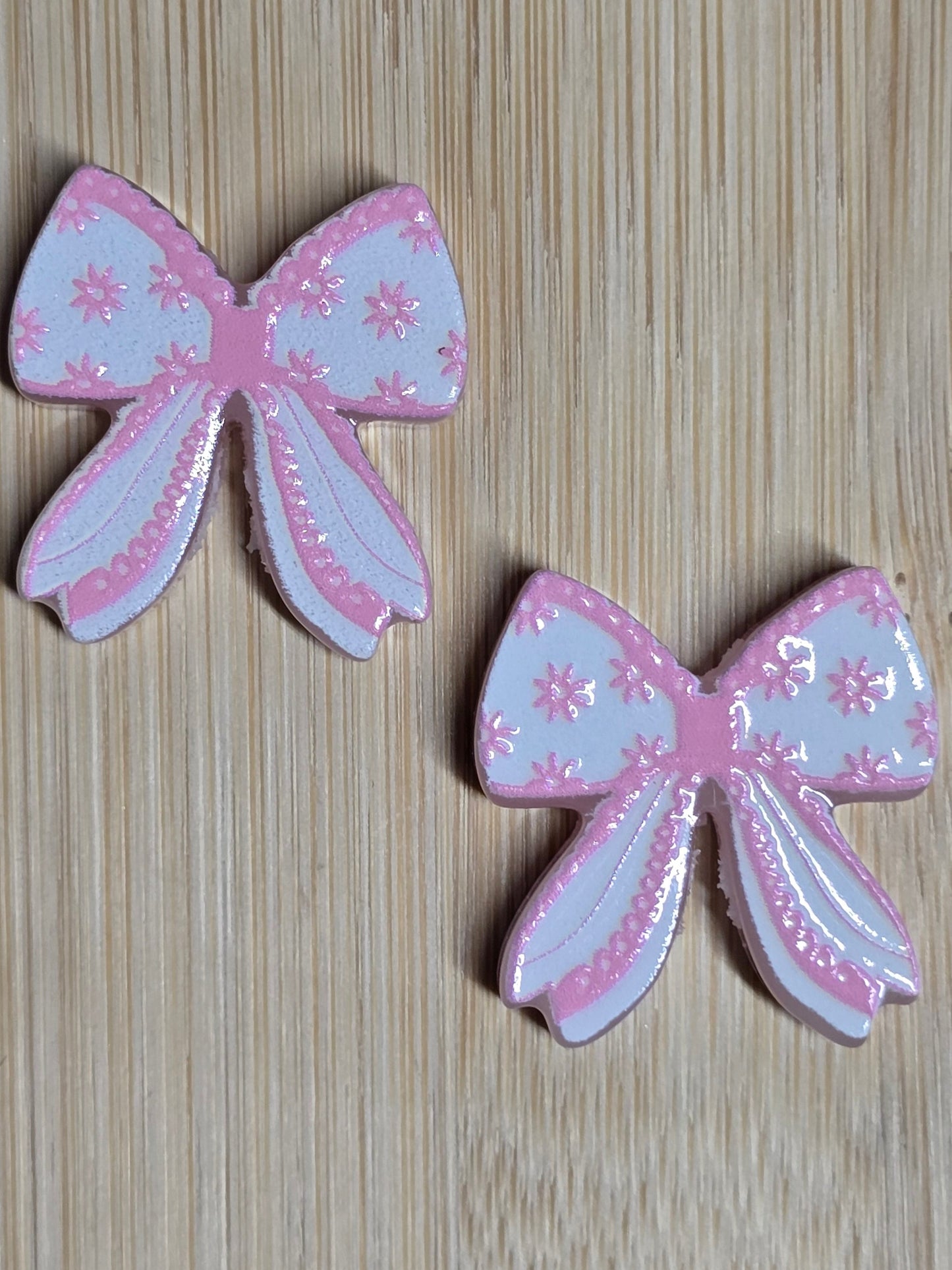 Focal- acrylic focal beads pink bow