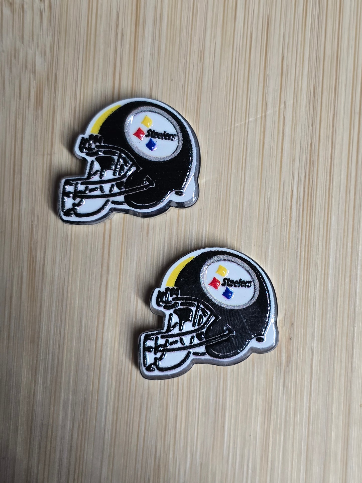 Acrylic focal beads- nfl blk/yel team helmet
