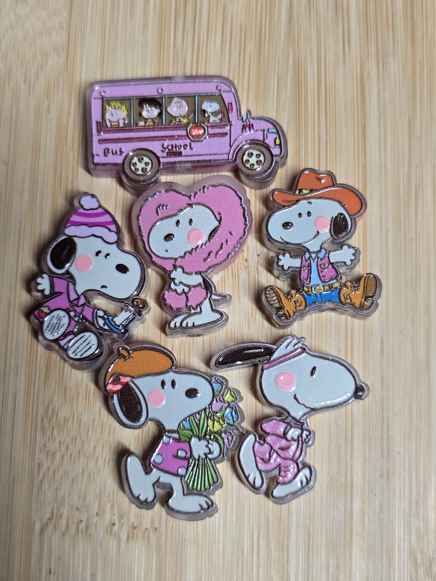 Acrylic focal beads Peanuts dog in pink