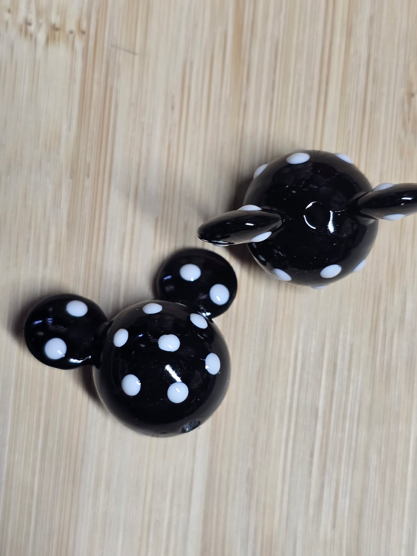 Acrylic beads blk w/whi polka dots mouse head