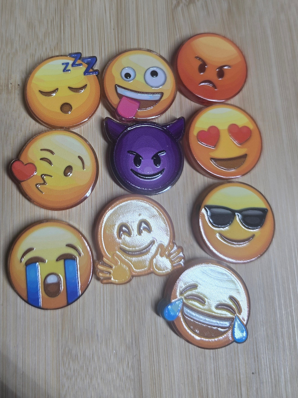 Acrylic focal beads emoji-cons