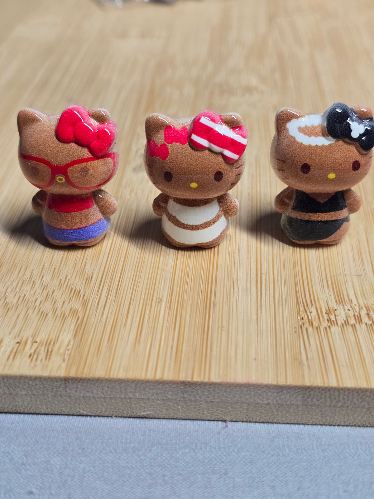 Acrylic bead/topper brown HK