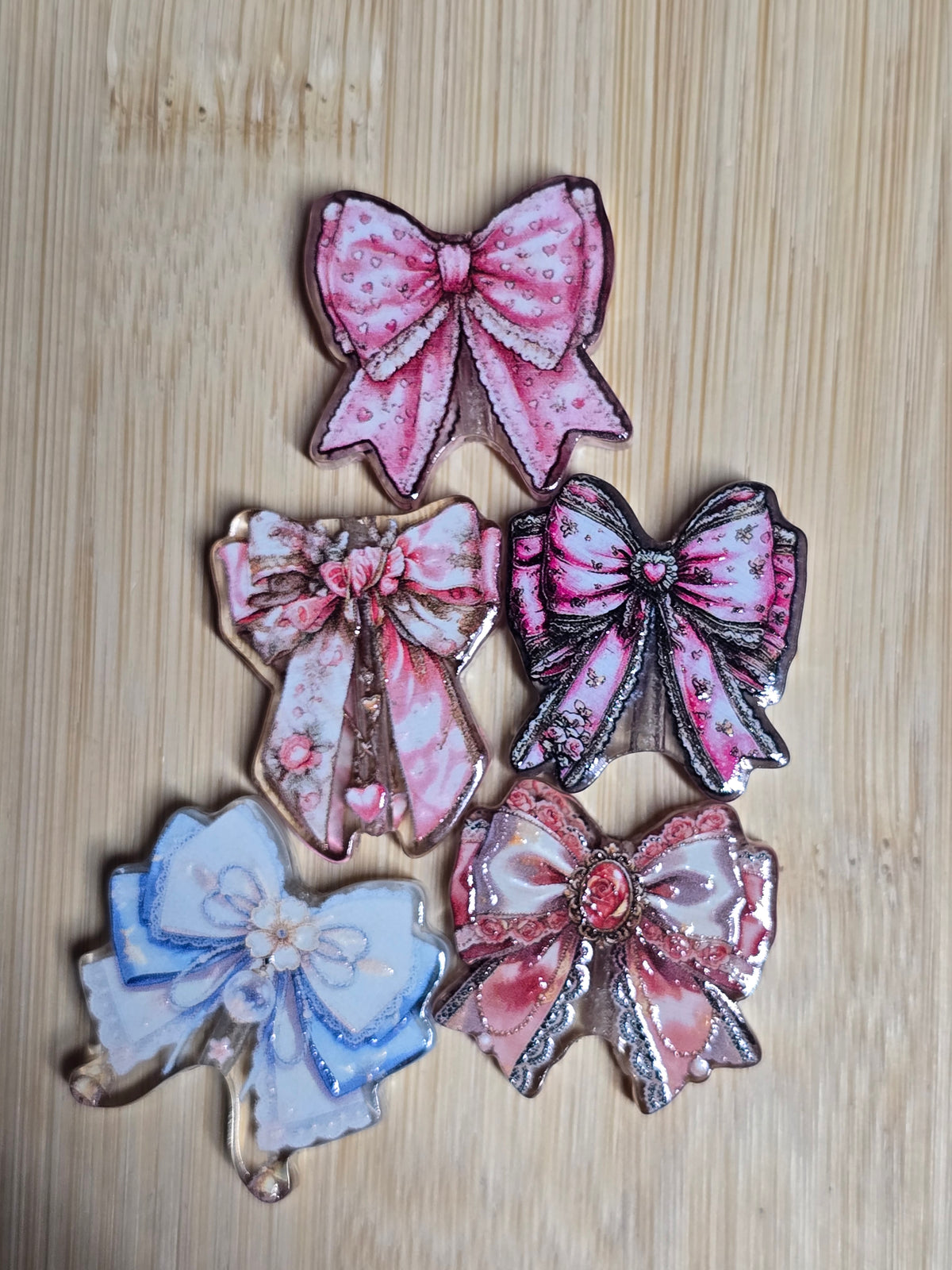 Acrylic focal beads bow mix