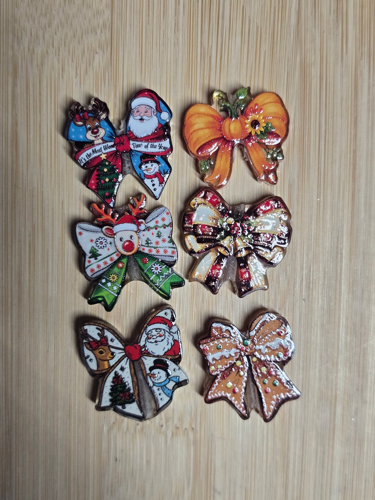 Acrylic focal beads holiday bow mix