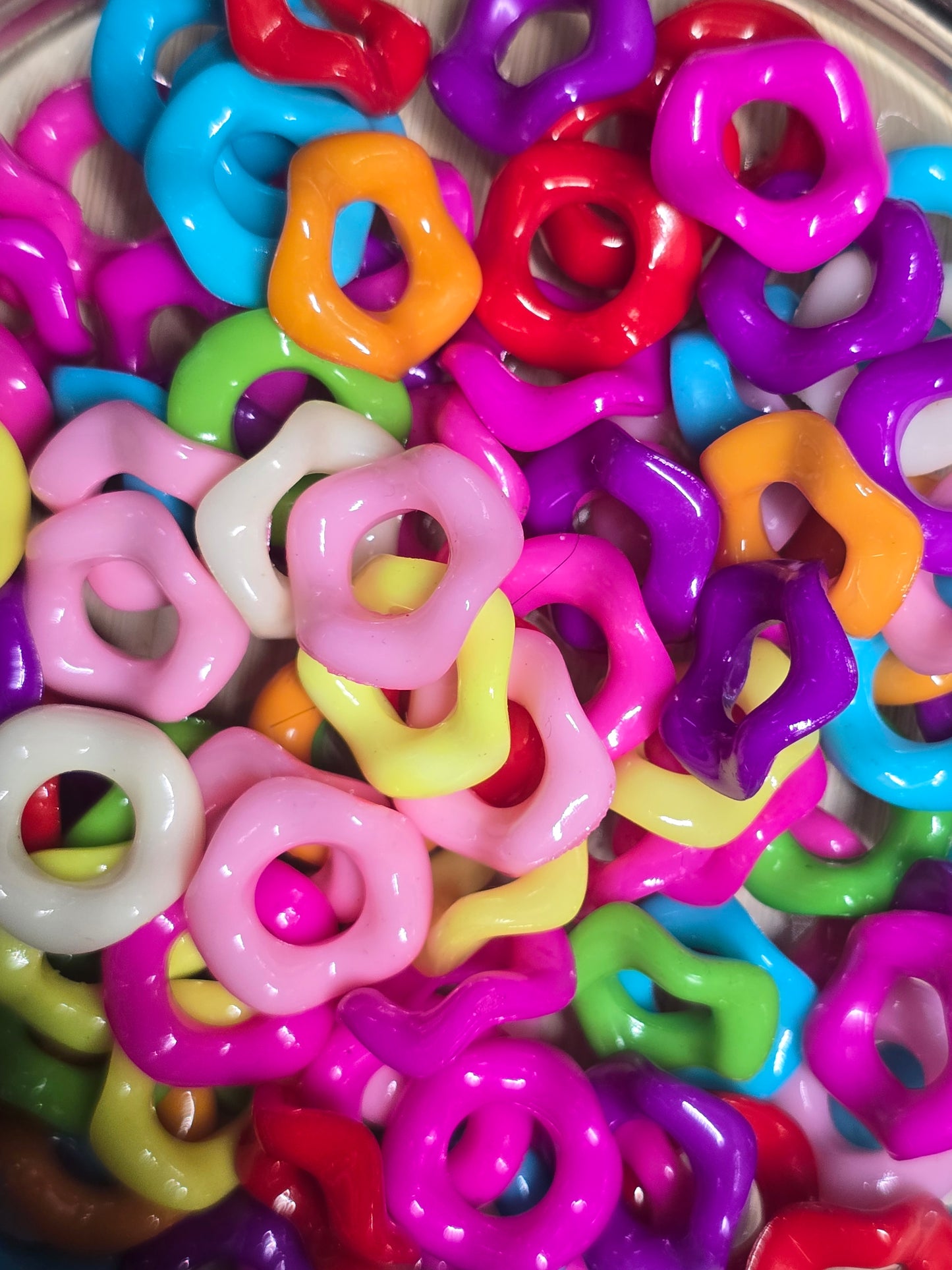 Plastic wavy spacers