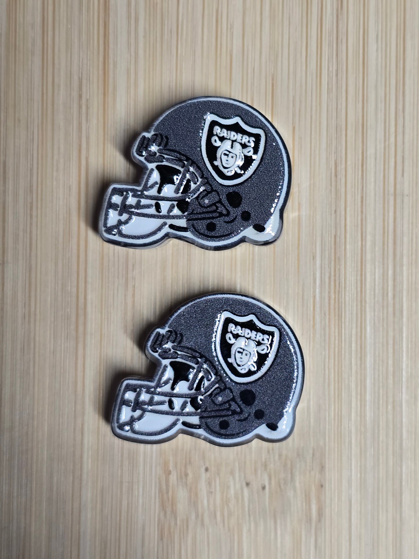 Acrylic focal beads- nfl team helmet blk/gry