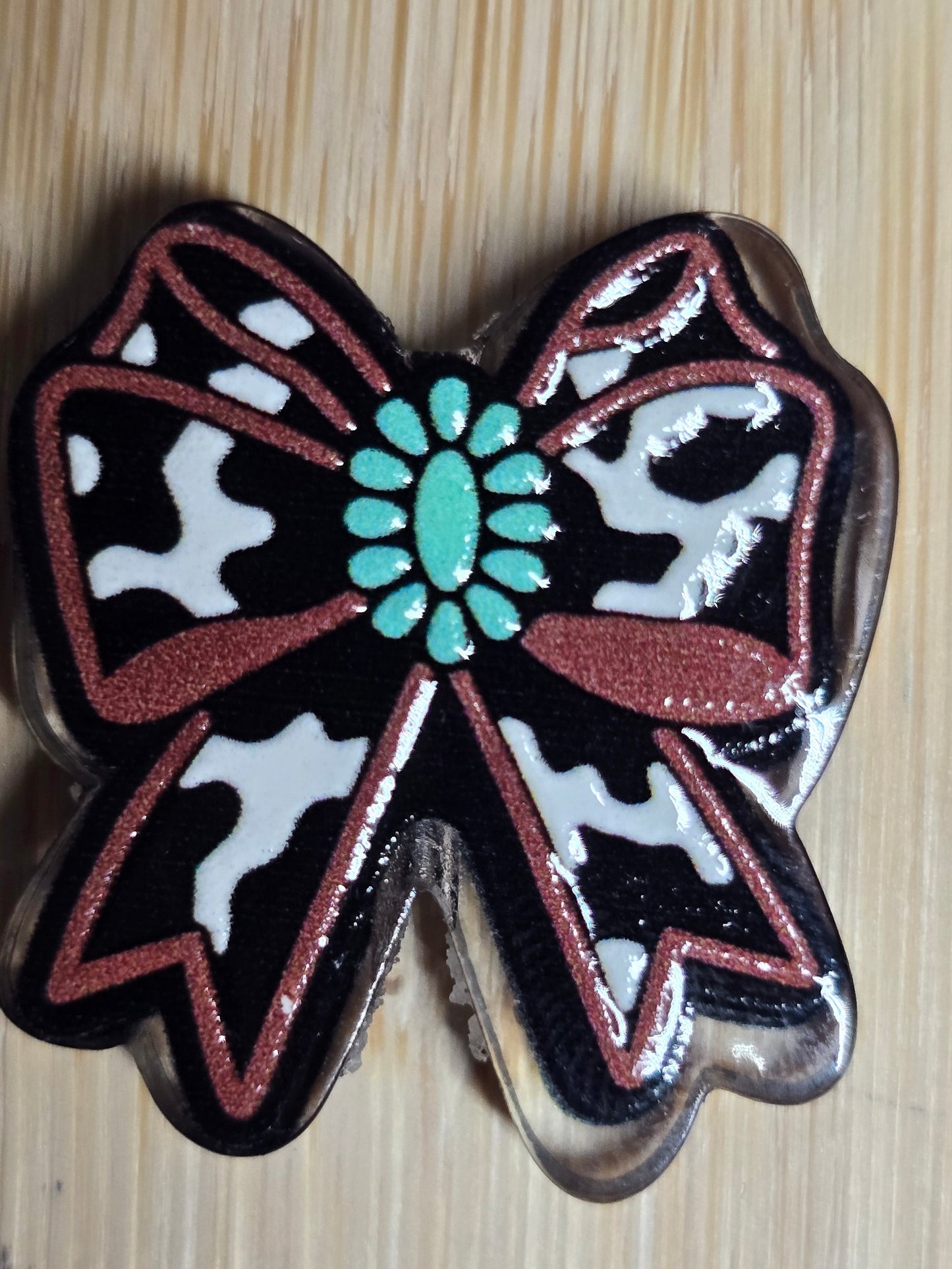 Acrylic focal beads blk/whi cow print bow