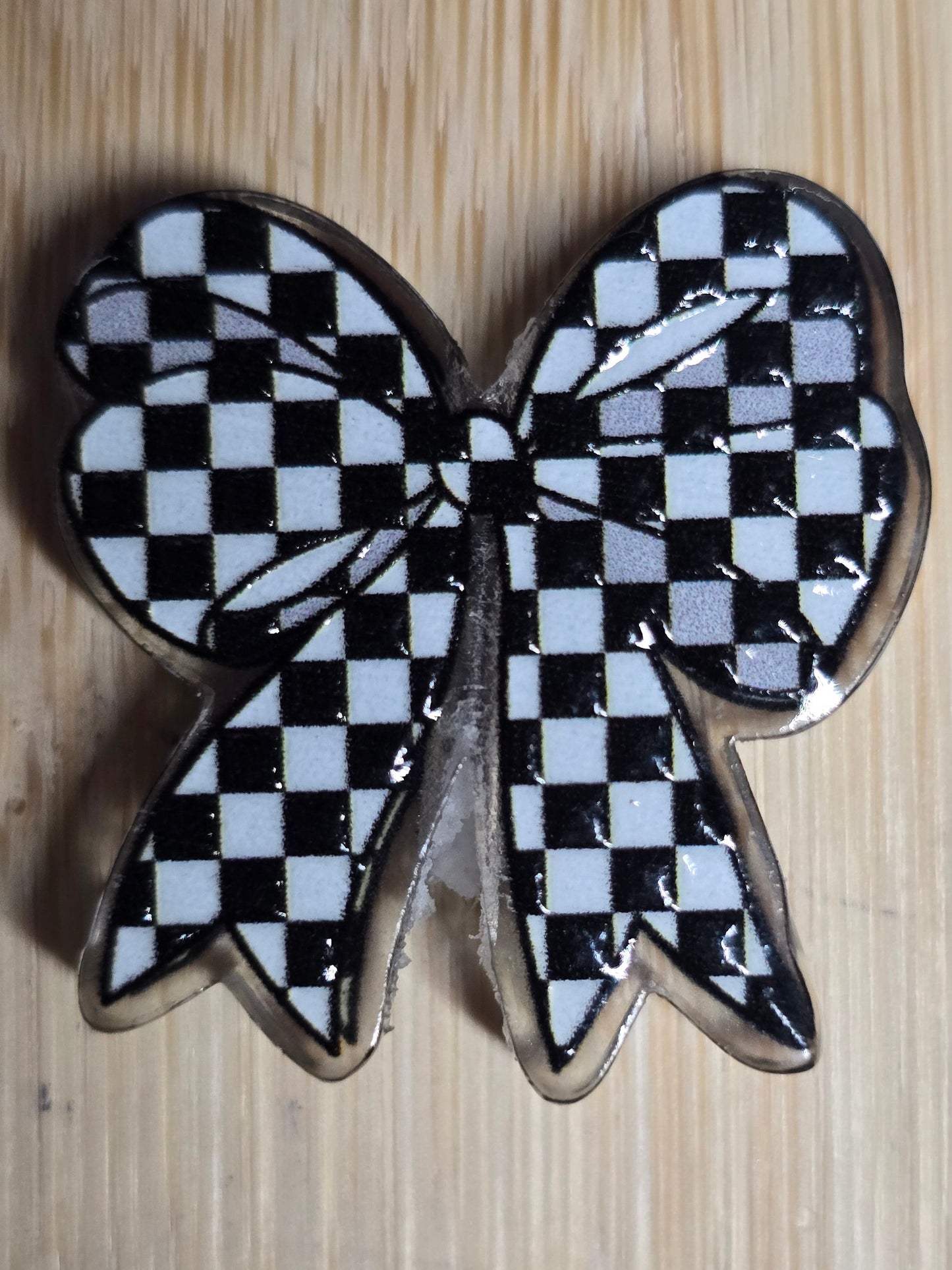 Acrylic focal beads blk/whi checkered bow